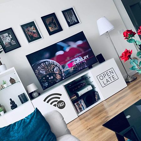 E1 Luxury Oldtown Apt - 2X Parking, Foodstore, Pcscreen, Netflix, Unlimited Music, Crib, Babychair, Fastwifi, Aircon Košice Εξωτερικό φωτογραφία