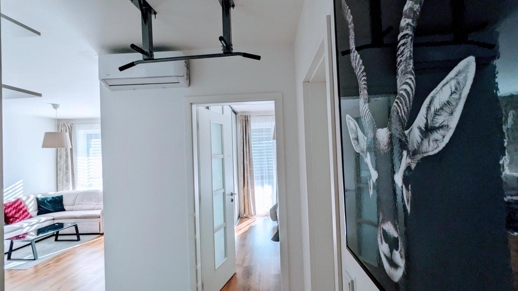 E1 Luxury Oldtown Apt - 2X Parking, Foodstore, Pcscreen, Netflix, Unlimited Music, Crib, Babychair, Fastwifi, Aircon Košice Εξωτερικό φωτογραφία
