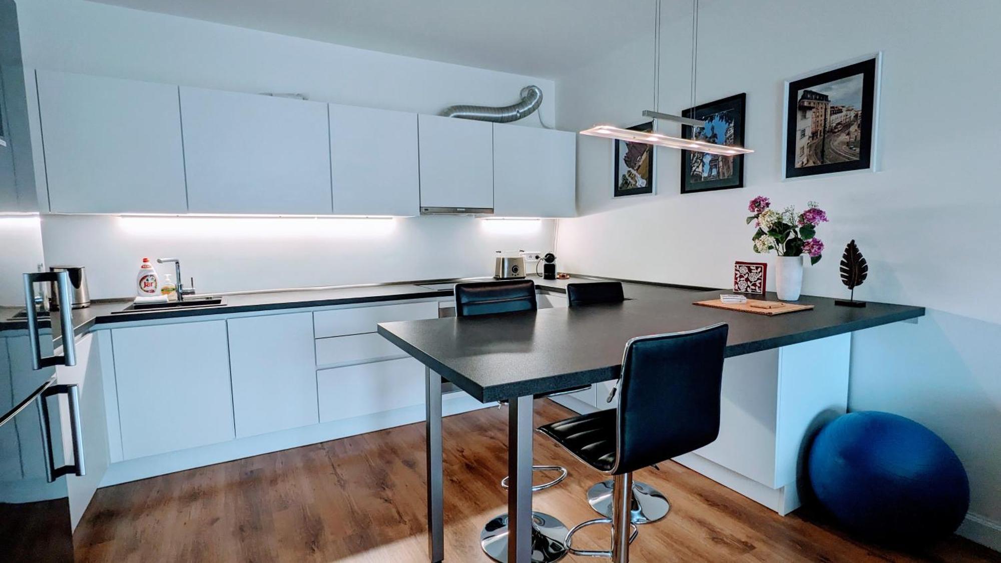 E1 Luxury Oldtown Apt - 2X Parking, Foodstore, Pcscreen, Netflix, Unlimited Music, Crib, Babychair, Fastwifi, Aircon Košice Εξωτερικό φωτογραφία