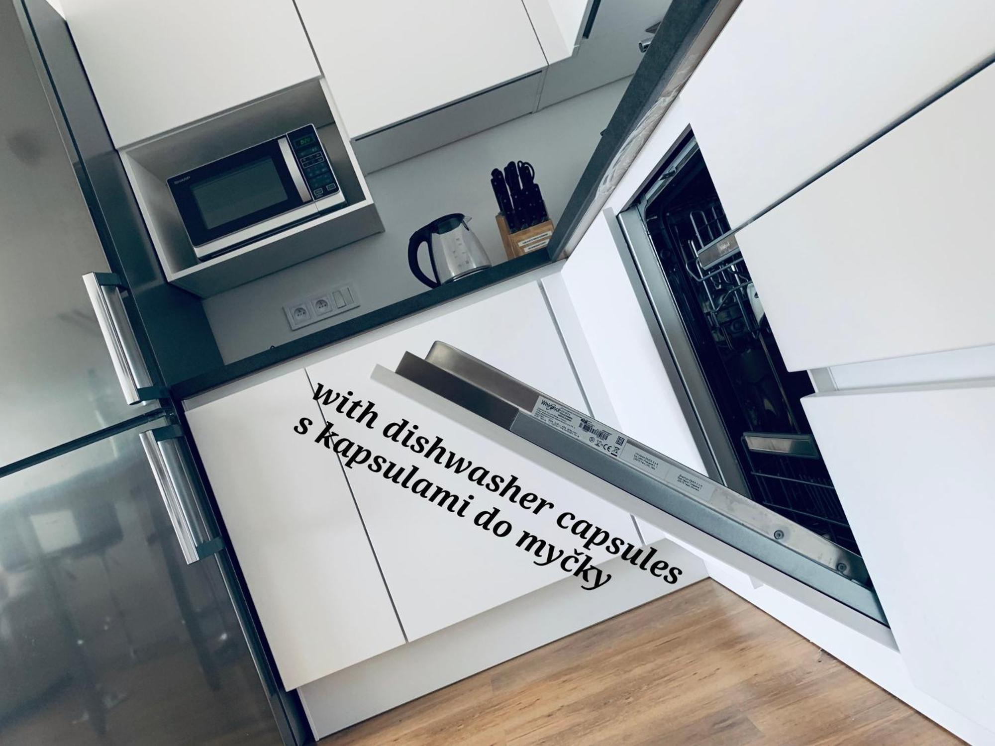 E1 Luxury Oldtown Apt - 2X Parking, Foodstore, Pcscreen, Netflix, Unlimited Music, Crib, Babychair, Fastwifi, Aircon Košice Εξωτερικό φωτογραφία