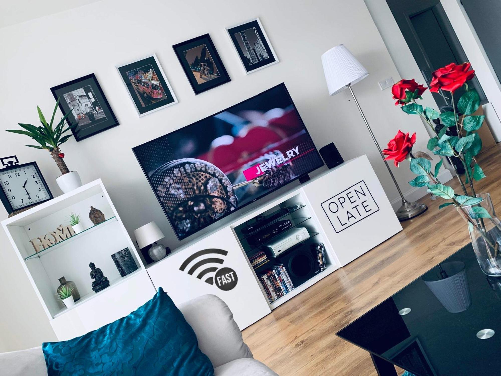 E1 Luxury Oldtown Apt - 2X Parking, Foodstore, Pcscreen, Netflix, Unlimited Music, Crib, Babychair, Fastwifi, Aircon Košice Εξωτερικό φωτογραφία