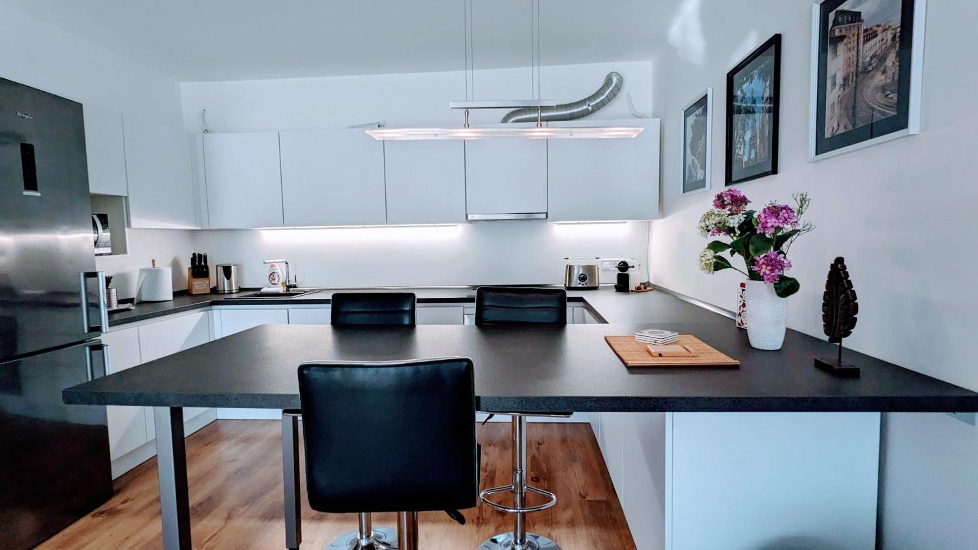 E1 Luxury Oldtown Apt - 2X Parking, Foodstore, Pcscreen, Netflix, Unlimited Music, Crib, Babychair, Fastwifi, Aircon Košice Εξωτερικό φωτογραφία
